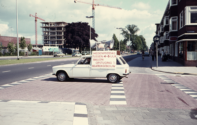 804357 Afbeelding van een geluidswagen op de hoek van het Veemarktplein en de Croeselaan te Utrecht, ter gelegenheid ...